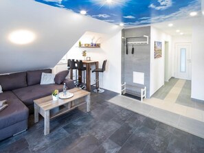 Panoramic Apartment | 1 bedroom, hypo-allergenic bedding, individually decorated