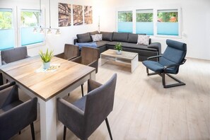 Family Apartment | Living area | 100-cm LED TV with cable channels, TV - Haus der Elemente (Goslar)