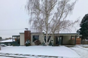 Exterior - Albany · Modern home w firepit & foosball (Kennewick)