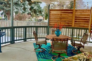 Outdoor dining - Albany · Modern home w firepit & foosball (Kennewick)