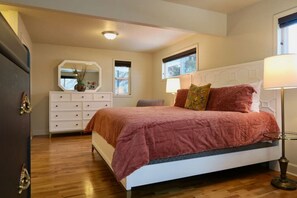 4 habitaciones, escritorio, tabla de planchar con plancha y wifi