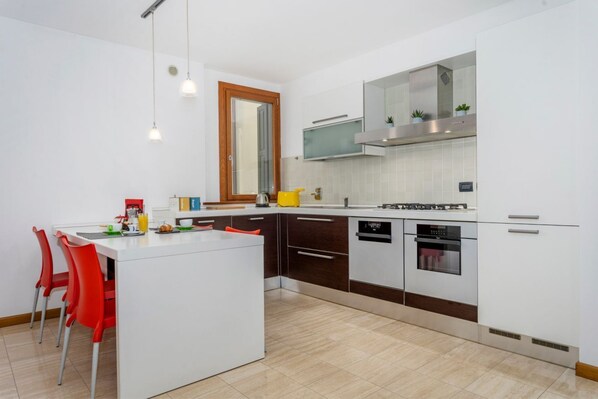 Fridge, oven, stovetop, dishwasher