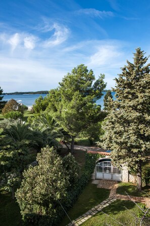 Property grounds - Directly on the beach - vacation apartment C (Fažana)