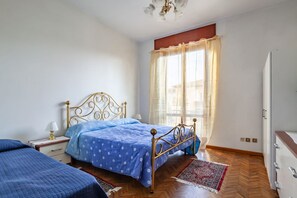 3 habitaciones, tabla de planchar con plancha, internet y ropa de cama 