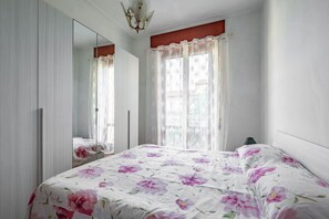 3 bedrooms, iron/ironing board, internet, bed sheets