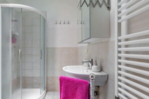 Dusche, Haartrockner, Bidet, Handtücher