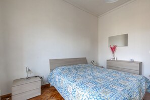 3 slaapkamers, een strijkplank/strijkijzer, internet, beddengoed