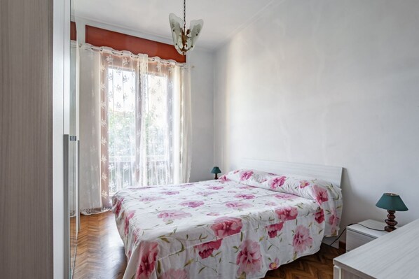 3 habitaciones, tabla de planchar con plancha, internet y ropa de cama 