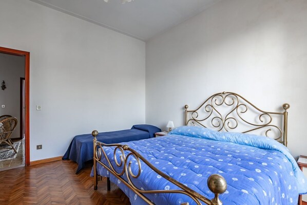 3 habitaciones, tabla de planchar con plancha, internet y ropa de cama 