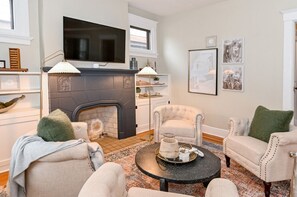 Smart TV, fireplace - The Home at South Madison | Cincy! (Cincinnati)