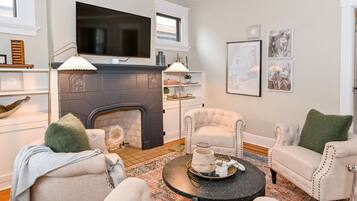 Smart TV, fireplace