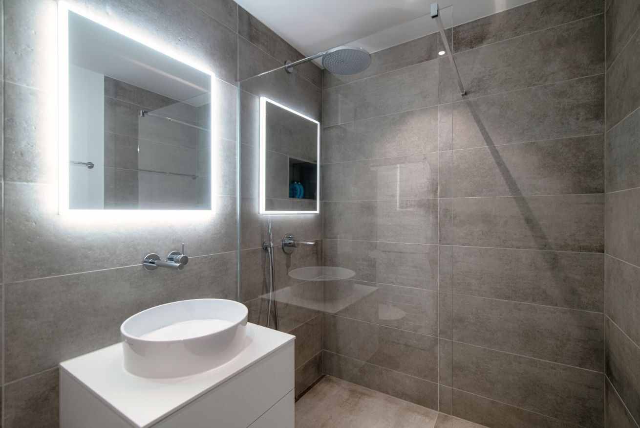 Een bad/douchecombinatie, een haardroger, een bidet, handdoeken