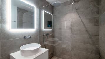 Een bad/douchecombinatie, een haardroger, een bidet, handdoeken