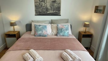 1 slaapkamer, een bureau, een strijkplank/strijkijzer, wifi