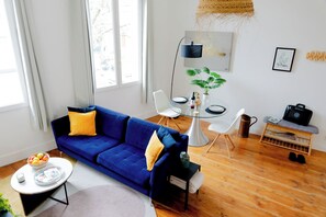 Unclassified image, 2 of 30, button