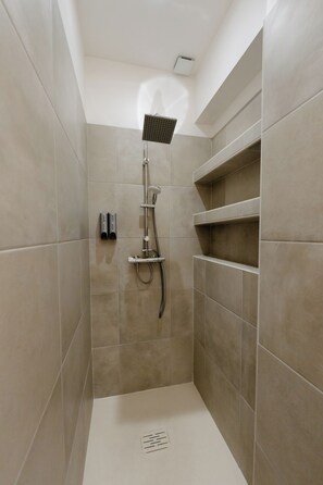 Unclassified image, 4 of 30, button