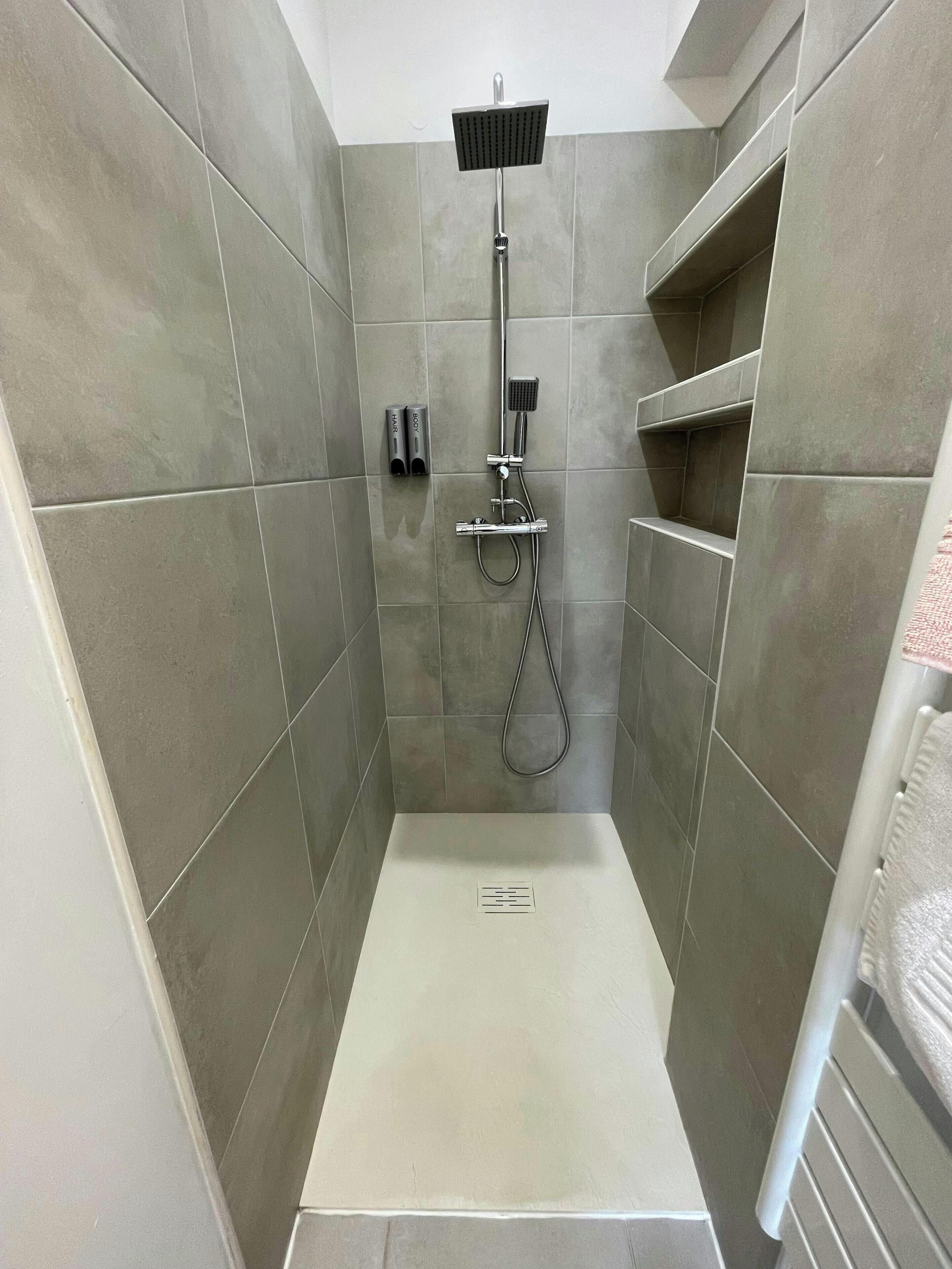 Dusj, hårføner, håndklær og såpe