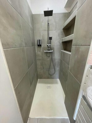 Dusj, hårføner, håndklær og såpe