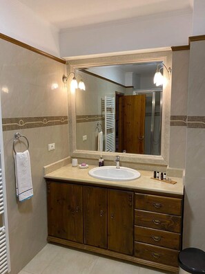 Villa Deluxe | Baño | Regadera, regadera con hidromasaje, secadora de cabello, pantuflas 