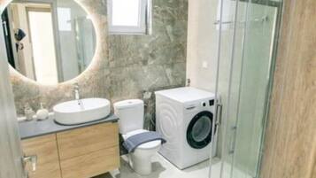 Dusche, Haartrockner, Handtücher, Seife