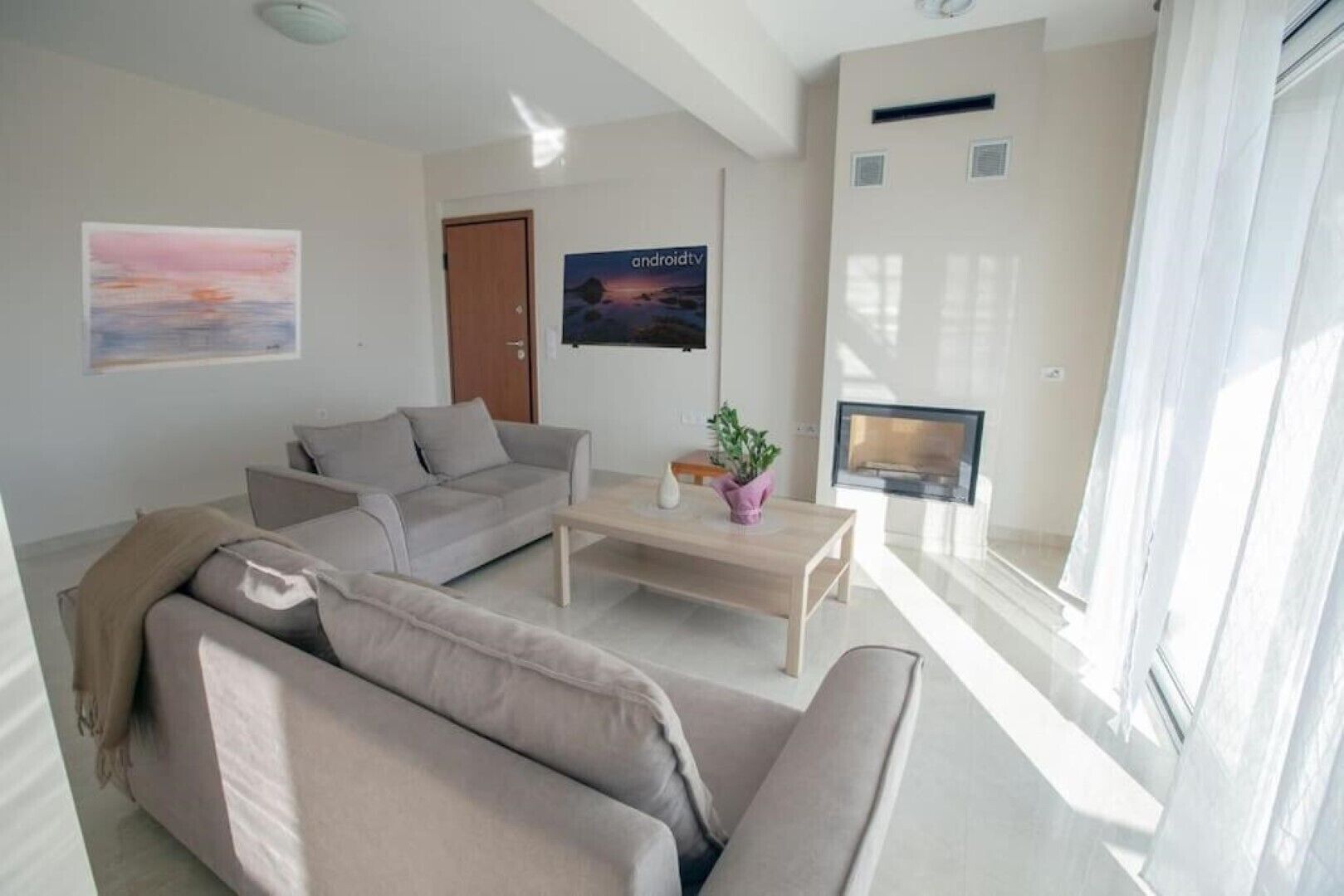 Una Smart TV, una chimenea, libros