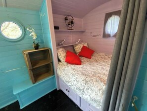 1 bedroom, free WiFi, bed sheets - Roulotte with air conditioning and private pool in Tourtour (Tourtour)