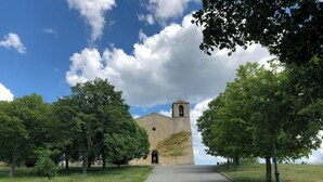 A church with a bell tower, surrounded by trees and a clear sky. - Roulotte with air conditioning and private pool in Tourtour (Tourtour)