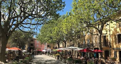 Roulotte avec climatisation et piscine privée à Tourtour