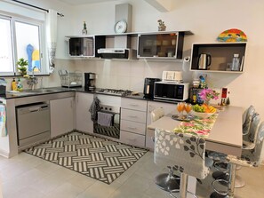 Mikrowelle, Ofen, Herdplatte, Wasserkocher mit Kaffee-/Teezubehör