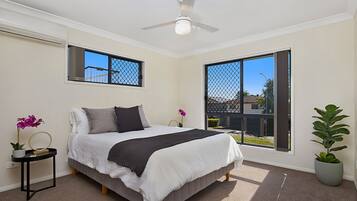 3 bedrooms, desk, free WiFi, bed sheets