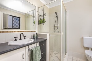 Douche, sèche-cheveux, serviettes fournies, savon