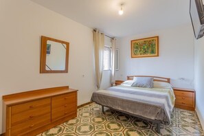 2 bedrooms, iron/ironing board, free WiFi, bed sheets - Bungalow with gardens and pool (AN)