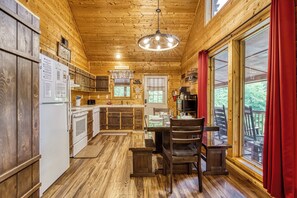 Microwave, dishwasher, coffee/tea maker - Sweet Seclusion, Hot Tub, $560 FREE tickets each paid day (Sevierville)