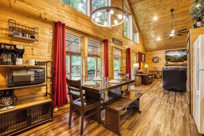 Interior - Sweet Seclusion, Hot Tub, $560 FREE tickets each paid day (Sevierville)