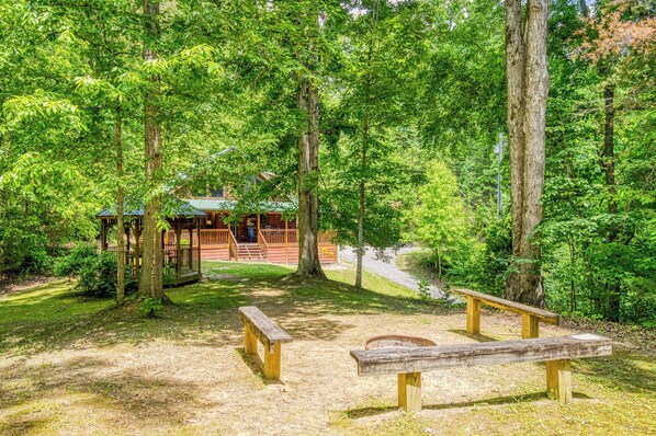 Terrace/patio - Sweet Seclusion, Hot Tub, $560 FREE tickets each paid day (Sevierville)