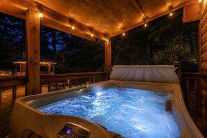 Outdoor spa tub - Sweet Seclusion, Hot Tub, $560 FREE tickets each paid day (Sevierville)