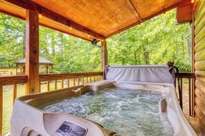 Outdoor spa tub - Sweet Seclusion, Hot Tub, $560 FREE tickets each paid day (Sevierville)