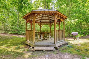 Outdoor dining - Sweet Seclusion, Hot Tub, $560 FREE tickets each paid day (Sevierville)