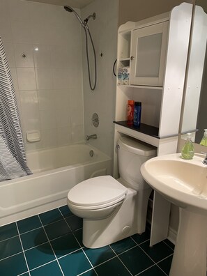 Hårføner, håndklær, såpe og toalettpapir