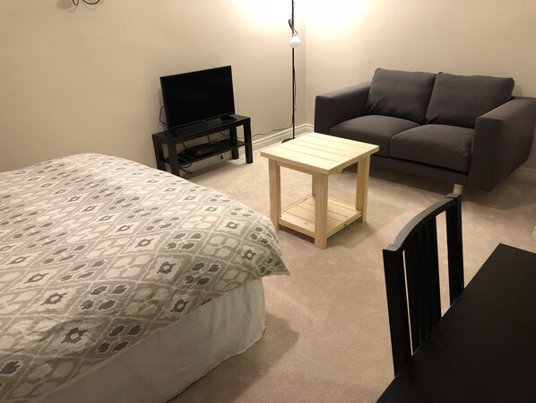 Iron/ironing board, WiFi, bed sheets