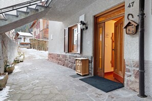 Exterior detail - Apartment 'Cesa Wanker' with Mountain View, Shared Garden and Wi-Fi (Ortisei)