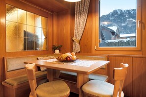 Dining - Apartment 'Cesa Wanker' with Mountain View, Shared Garden and Wi-Fi (Ortisei)