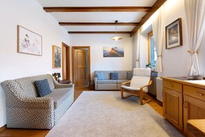 TV - Apartment 'Cesa Wanker' with Mountain View, Shared Garden and Wi-Fi (Ortisei)