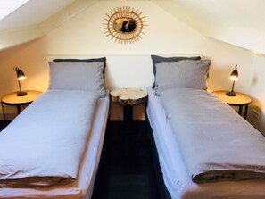 1 habitación, tabla de planchar con plancha, wifi gratis y ropa de cama