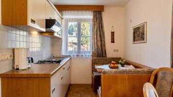 Kühlschrank, Mikrowelle, Herdplatte, Wasserkocher mit Kaffee-/Teezubehör