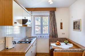 Frigorifero, microonde, piano cottura, macchina per tè/caffè