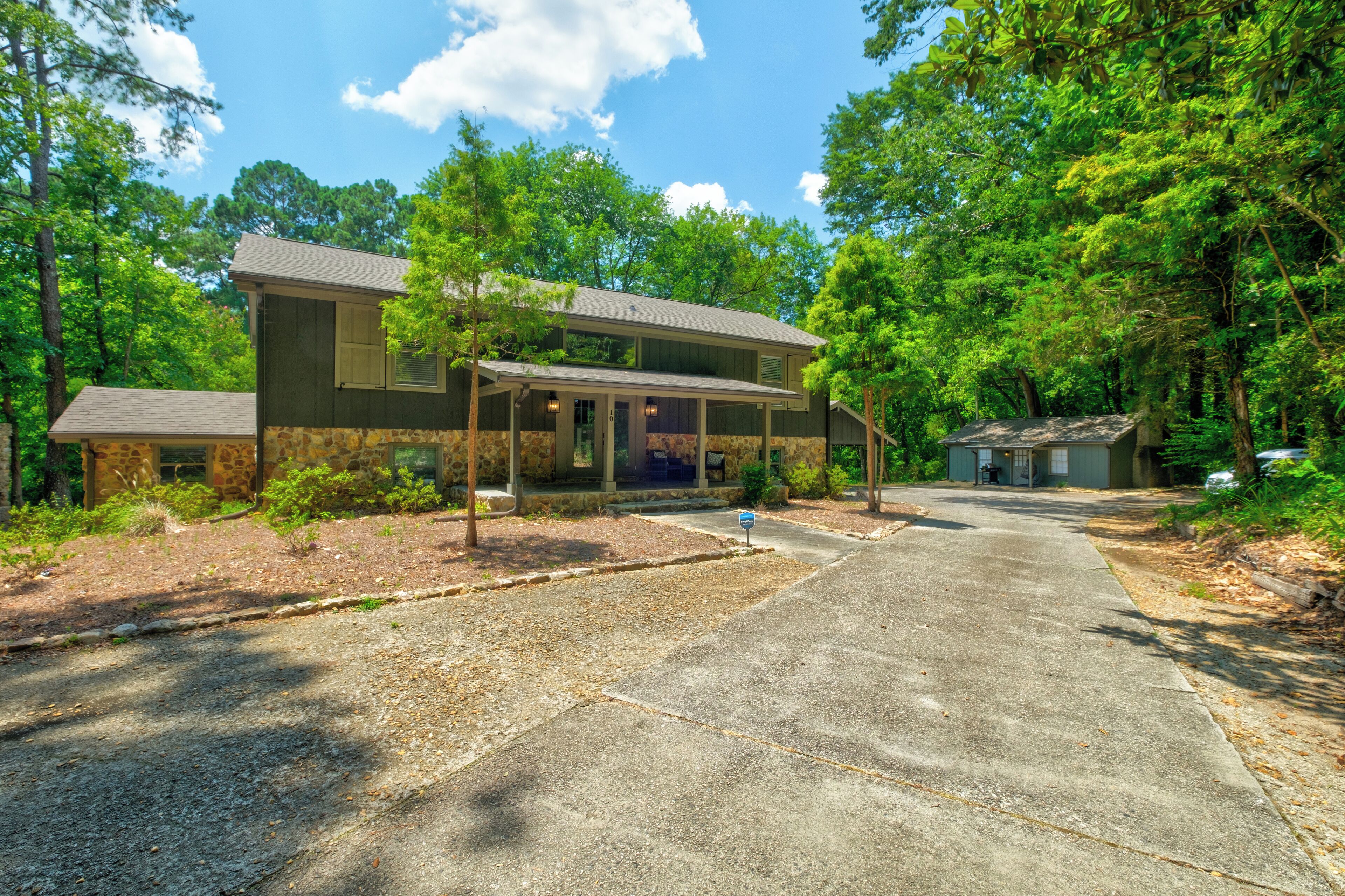 This house is a 3 bedroom(s), 3 bathrooms, located in Newnan, GA.