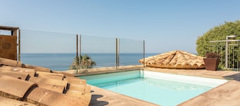 Villa 'Villa Con Infinity Pool' met Zeezicht, Wifi en Airconditioning
