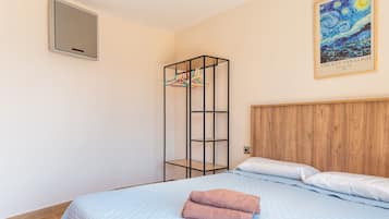 4 bedrooms, iron/ironing board, free WiFi, bed sheets