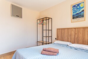 4 bedrooms, iron/ironing board, free WiFi, bed sheets